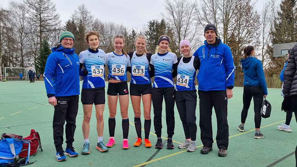 Die Viktoria-Läuferinnen und ihre beiden Trainer Adam Pilawa, Anna Kuntscher, Klara Wierzcholski, Marie Möckl, Juliane Rößler, Katharina Rittel und Frank Lauxtermann (von links)