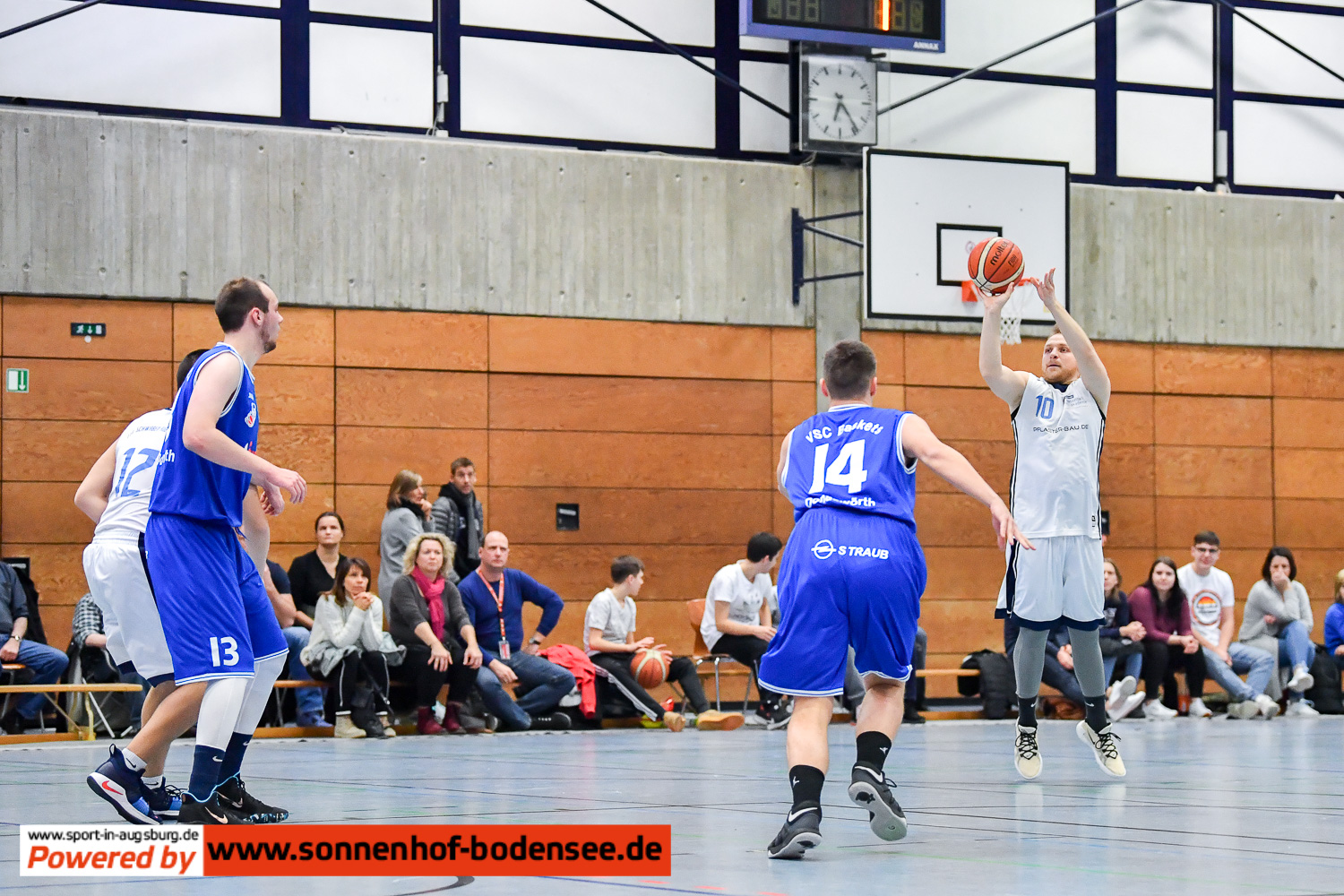 Basketball in Augsburg am Ball DSC 2160