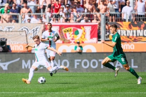 Mads Pedersen (3, FC Augsburg) am Ball, Julian Weigl (8, Borussia Mönchengladbach), FC Augsburg v Borussia Mönchengladbach, Fußball, Herren, Bundesliga, 2023/2024, 1. Spieltag am 19.08.2023 in Augsburg, WWK-Arena. {***DFL and DFB regulations prohibit any use of photographs as image sequences and/or quasi-video.***}