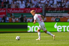 Niklas Dorsch (30, FC Augsburg) am Ball, FC Augsburg v Borussia Mönchengladbach, Fußball, Herren, Bundesliga, 2023/2024, 1. Spieltag am 19.08.2023 in Augsburg, WWK-Arena. {***DFL and DFB regulations prohibit any use of photographs as image sequences and/or quasi-video.***}