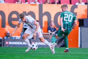 Arne Engels (27, FC Augsburg) im Zweikampf mit Luca Netz (20, Borussia Mönchengladbach), FC Augsburg v Borussia Mönchengladbach, Fußball, Herren, Bundesliga, 2023/2024, 1. Spieltag am 19.08.2023 in Augsburg, WWK-Arena. {***DFL and DFB regulations prohibit any use of photographs as image sequences and/or quasi-video.***}