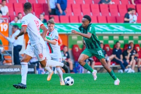 Nathan Ngoumou (19, Borussia Mönchengladbach) im Zweikampf mit Mads Pedersen (3, FC Augsburg), FC Augsburg v Borussia Mönchengladbach, Fußball, Herren, Bundesliga, 2023/2024, 1. Spieltag am 19.08.2023 in Augsburg, WWK-Arena. {***DFL and DFB regulations prohibit any use of photographs as image sequences and/or quasi-video.***}