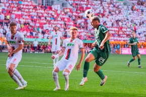 Joe Scally (29, Borussia Mönchengladbach) am Ball, Ruben Vargas (16, FC Augsburg), FC Augsburg v Borussia Mönchengladbach, Fußball, Herren, Bundesliga, 2023/2024, 1. Spieltag am 19.08.2023 in Augsburg, WWK-Arena. {***DFL and DFB regulations prohibit any use of photographs as image sequences and/or quasi-video.***}