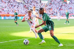 Yvandro Borges Sanches (38, Borussia Mönchengladbach) am Ball, Ruben Vargas (16, FC Augsburg), FC Augsburg v Borussia Mönchengladbach, Fußball, Herren, Bundesliga, 2023/2024, 1. Spieltag am 19.08.2023 in Augsburg, WWK-Arena. {***DFL and DFB regulations prohibit any use of photographs as image sequences and/or quasi-video.***}